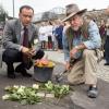 Der Künstler Gunter Demnig (rechts) hat am Donnerstag für Andrzej Rostecki einen Stolperstein vor der Psychiatrischen Klinik am Margarete-Höppel-Platz 1 (ehemals Füchsleinstraße) verlegt. Pate für diesen Stein ist Prof. Martin Krupinski (links, Abteilung für Forensik).