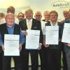 Goldene Meister der KfZ-Innung: (v.l.) Obermeister Roland Hoier, Karl-Heinz Erk (Dettelbach), Ludwig Kreckel (Königsberg/vorne), Georg Schmitt (Greßthal/hinten), Heinz Wehner (Burkardroth), Günter Schmitt sen. (Goldbach), Herbert Hock (Steinfeld), Erich Neuendorfer (Reichenberg), Erwin Partes (Erlenbach bei Marktheidenfeld), Georg Wendel (Neubrunn), Roland Beck (Alzenau), Elmar Karl (Bibergau), stellv. Obermeister Marcus Eisner/hinten und Handwerkskammerpräsident Walter Heußlein.