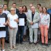 16 Kleinprojekte werden 2017 vom Landkreis gefördert. Die Vertreter der Vereine und Gruppierungen nahmen die Auszeichnungen von Landrat Thomas Habermann (rechts) entgegen. Mit auf dem Foto auch Regionalmanagerin Ursula Schneider (erste Reihe, Dritte von rechts).