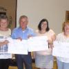 Über die Spendenschecks der Bürgerstiftung freuen sich (von links) Helmut Göpfert (Bauhof), Christa Drescher (Buntes Netz), zweiter Bürgermeister Helmut Heimrich, Sabrina Wellisch (Jugendtreff), Kerstin Stauch (Asylcafé) und Stiftungsrat Helmut Büschel.