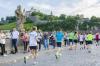 Und wieder sind alle Startplätze seit Wochen ausgebucht: Rund 4600 Aktive werden am Mittwoch, 28. Juni, beim 12. Würzburger Firmenlauf „WÜ 2 RUN“ mitmachen und für eindrucksvolle Bilder vom Mainkai und der Alten Mainbrücke sorgen.   Über die Jahre ist der Lauf von einst 330 Teilnehmern immer weiter angewachsen, stößt längst an Kapazitätsgrenzen mit Blick auf die Streckenführung. Mehr Teilnehmer sind wegen diverser Engstellen nicht möglich. Mittlerweile ist der Firmenlauf Unterfrankens zweitgrößter Lauf-Event nach dem Residenzlauf. Nicht Bestzeiten und Treppchenplätze stehen hier im Vordergrund, sondern das gemeinsame Sporterlebnis mit Arbeitskollegen und Freunden. Entsprechend ist die Atmosphäre im Start- und Zielbereich mitten im Dallenbergbad: Hier wird gegrillt, gepicknickt, werden Teamfotos geschossen – und nach dem Lauf wird gemeinsam gefeiert.  Über 150 Firmen und Einrichtungen sind in diesem Jahr vertreten – etwas weniger als 2016, dafür sind die einzelnen Gruppen größer. Die mit Abstand stärkste Läuferschar stellt das Möbelhaus XXXL Neubert mit 280 Meldungen. Es folgen: Stadt Würzburg (200), Aldi Helmstadt (192), Flyeralarm (150), Universitätsklinik (150), Koenig & Bauer (133), Wegmann Automotive (130), Edeka (125), Arbeiterwohlfahrt (110), Bosch Rexroth (110), Spindler Gruppe (110), Team Blindi (100), Landkreis Würzburg (90), Main-Post (90), BFW Würzburg (80), WVV (75) und BMW Rhein (70). Wie an einer Perlenschnur gehen die Läufer am Mittwoch um 19.30 Uhr auf die Piste. Grund für den engen Startkanal: Schon nach wenigen Metern treffen die Teilnehmer auf das Nadelöhr Konrad-Adenauer-Brücke. Über den dortigen Radweg geht es hinüber in die Sanderau und dann Richtung Alte Mainbrücke.   Hier dürfte wieder Hochstimmung mit vielen Zuschauern herrschen – die Läufer haben die Hälfte der 7,4 Kilometer geschafft und es geht auf der Dreikronenstraße und auf dem Radweg an der Mergentheimer Straße zurück bis zum Dallenbergbad. Neu ist ein Experiment zur weiteren Entzerrung: Veranstalter Alexander Fricke will 300 schnellere Frauen kurz vor dem Hauptfeld auf die Strecke schicken.  Der promovierte Physiker Fricke – gebürtiger Würzburger und heute hauptberuflicher Sportveranstalter mit Sitz in München, weiß: „Wenn der Sieger nach ungefähr 23 Minuten ins Ziel kommt, muss der letzte Starter über der Adenauer-Brücke sein. Sonst begegnen sie sich.“  Einen Schockmoment erlebte der Würzburger Firmenlauf vor drei Jahren: Damals war ein 55 Jahre alter Teilnehmer mitten im Feld mit einem Herzstillstand zusammengebrochen. Wiederbelebungsversuche blieben erfolglos. Organisator Fricke appelliert an die Vernunft der Läufer: „Wenn jemand Probleme hat, sollte er rechtzeitig aussteigen.“  Für den Ernstfall sind am Mittwoch wieder die Johanniter mit etwa 30 Leuten im Einsatz. Sie sind innerhalb weniger Minuten an jeder Stelle des Rundkurses. „Damit das funktioniert, sind wir neben einem Behandlungsplatz im Start-/Zielbereich auch mit Fahrrädern und Motorrädern auf der Strecke unterwegs“, erklärt Johanniter-Einsatzleiter Uwe Kinstle.  Er hat große Rettungsdienst-Erfahrung bei Laufevents und weiß: Gerade beim Firmenlauf wagen sich auch weniger Trainierte auf die Piste. Kinstles Tipps, damit alles gut geht: Bei Schwäche- oder Erschöpfungsgefühl an den rechten Rand laufen und eine Pause machen. Auch bei kleineren Beschwerden abbrechen, damit keine größeren Probleme entstehen. Alle Streckenhelfer können die Sanitäter herbeirufen.  Zu Verkehrsbehinderungen kommt es am Mittwochabend im Bereich des Oberen Mainkais, der für die Durchfahrt gesperrt wird, die Ausfahrt aus der Wöhrl-Garage Richtung Wirsbergstraße bleibt frei. Alle Teilnehmer werden gebeten, den ÖPNV zu nutzen (Straba am Bad). Wer nicht aufs eigene Auto verzichten kann: Auch der Neubert-Parkplatz steht für 400 Fahrzeuge zur Verfügung.  Viele Bilder vom Firmenlauf noch am Mittwochabend unter: www.mainpost.de/firmenlauf
