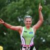 Bejubelt ihren Sieg im Jedermann-Lauf: Die Würzburger Triathletin Carolin Lehrieder.