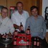 Bügelverschluss ade, die Kauzen-Brauerei ihr Kultbier „Käuzle“ auf die Euro mit Kronkorken um. Im Bild von links Braumeister Otto Resch, Kauzen-Chef Karl-Heinz Pritzl und Braumeister Jacob Pritzl.