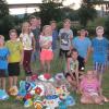 (hr)   Ein Erlebnis der Extra-Klasse organisierten Marlen Bald und Frank Konrad, die Jugendwarte des Kanusportclubs Gemünden, für die Jugend des Vereins. Der Samstagnachmittag für die 16 Kinder und Jugendlichen bemalten Brückenfragmente, mit denen sie sich an der Kunstaktion „Brückenspechte am Werk“ beteiligen. Ihre Werke (Foto) werden Ende Juli öffentlich präsentiert. Nach einem Knotenlehrgang lud Segelwart Reinhard Ermann sie spontan zu einer kleinen Segeltour ein, von der sie laut Pressemitteilung begeistert zurückkehrten. Beim Spiel „Cowboy und Indianer“ erpressten sich die Jugendlichen eine Kugel Eis für jeden. „Einsteigen an Land, kentern im Wasser“ war eine Riesengaudi für die Nachwuchs-Kanuten. Das geplante Johannisfeuer fiel wegen Brandgefahr aus. Ersatzweise hatten die Jugendwarte Chili con Carne gekocht.