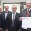 20 000 Euro erhält die Gemeinde Sennfeld von der Norma-Stiftung. Bei der Scheckübergabe dabei waren (von links) Paul Eichhorn, Christin Hechler und Franz Fritzenschaft (Norma), Richard Rieß, der Vorsitzende der Norma-Stiftung, Wilhelm Polster, Bürgermeister Emil Heinemann und Stellvertreter Helmut Heimrich.
