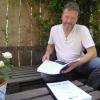 Vorbereitung für den Auftritt: Der Schauspieler Martin Muliar schlüpft bei den Frankenfestspielen in Röttingen bei dem Musical „My Fair Lady“ in die Rolle des Alfred Doolittle. Seinen Text kann er ganz entspannt auf der Terrasse seiner Lebensgefährtin in Gaukönigshofen lernen.