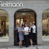 Das Team um Augenoptikermeisterin Alexandra Gensler (vorne Mitte, links Regionalleiterin Ivonne Schweigert) empfängt die Kunden in der neuen Fielmann-Filiale.