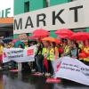 Beschäftigte von Marktkauf und Kaufland beim gemeinsamen Warnstreik für mehr Geld vor dem Marktkauf im Hafen.