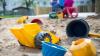 ARCHIV - Spielzeug liegt am 18.04.2016 in einem Sandkasten in einer Kindertagesstätte in Düsseldorf (Nordrhein-Westfalen).