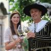 Zum 40. Oberschwarzacher Weinfest laden Marktgemeinde-Weinprinzessin Selina Dusolt und „Schlossherr“ Guido Plener vom 1. bis 3. Juli erstmals in den Schlosshof und den Schlossgarten ein.