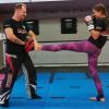Hat sichtlich Spaß beim Kickboxen: Sina Erhard (rechts) und ihr Trainer Steven Glover vom Arena Kampfsportzentrum in Bad Neustadt.
