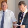 Neues Stadtratsmitglied vereidigt: Johann Treubert (SPD, im Bild links) wurde am Donnerstagabend von Bad Königshofens Bürgermeister Thomas Helbling vereidigt.