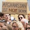 Nach den Tumulten in Nürnberg um die geplante Abschiebung des 20-jährigen Afghanen Asef N. demonstrierten viele Menschen wie hier in München mit dem Ziel, die deutsche Abschiebepraxis zu ändern.