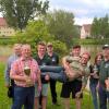 (rsf)   Beim Anglerfest des Anglerclubs Madenhausen wurden den Anglerkönigen ihre Pokale überreicht. Gleichzeitig war es für den Vorsitzenden Gerald Brandl Anlass Andreas Denninger für seine 20-jährige Zugehörigkeit zum Verein zu ehren. Beim Königsangeln gingen zehn Angler an den Start. Anglerkönig wurde Günter Pickel, der einen Karpfen mit einem Gewicht von 1350 Gramm aus dem Madenhäuser See holte. Pickel belegte auch den ersten Platz beim Gesamtgewicht mit 1150 Gramm bei den weiteren gefangenen Fischen. Den zweiten Platz erreichte Alfons Amberger mit einem Gesamtgewicht von 1060 Gramm. Christian Hofmann kam mit einem Gesamtgewicht von 800 Gramm auf den dritten Platz. Bei den Junganglern wurde Kai Neumeier mit einem stattlichen Karpfen von 2100 Gramm Anglerkönig. Laura Golinske siegte im Gesamtgewicht mit einem Zander von 750 Gramm. Den zweiten Platz beim Gesamtgewicht belegte Kai Neumeier mit 550 Gramm. Im Bild von links Rainer Golinske, Alfons Amberger, Günter Pickel (Anglerkönig), Luca Kamusin, Christian Hofmann, Manuel Brandl, Gerald Brandl, Laura Golinske, Waldemar Stenzinger und Kai Neumeier.