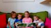 (jos)   Ein gemütliches Lesezimmer wurde im Fellener Kindergarten eingerichtet. Wie man sieht, halten Luise, Marie, Johann und Nelly hier schon eine Schmökerstunde ab. Dank einer großzügigen Spende von 600 Euro der örtlichen Schreinerei Schneider wurde ein gemütliches Sofa für das neue Lesezimmer im angeschafft werden. Jetzt können die Kinder ungestört den Geschichten lauschen oder selbst in Büchern schmökern. Eltern, Kinder und Erzieherinnen freuen sich über die neue Einrichtung und die Spende.