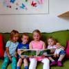 (jos)   Ein gemütliches Lesezimmer wurde im Fellener Kindergarten eingerichtet. Wie man sieht, halten Luise, Marie, Johann und Nelly hier schon eine Schmökerstunde ab. Dank einer großzügigen Spende von 600 Euro der örtlichen Schreinerei Schneider wurde ein gemütliches Sofa für das neue Lesezimmer im angeschafft werden. Jetzt können die Kinder ungestört den Geschichten lauschen oder selbst in Büchern schmökern. Eltern, Kinder und Erzieherinnen freuen sich über die neue Einrichtung und die Spende.