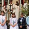 (mau)  Bei sommerlichen Temperaturen feierten in Hausen fünf Mädchen und ein Junge mit Pastoralreferentin Iris Will-Reusch und Pfarrer Georg Neumann ihre erste Heilige Kommunion.