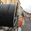 Der Mobilfunkanbieter Vodafone verlegt in der Innenstadt Kitzingen Leerrohre für Glasfaserkabel.