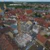 Das derzeit größte Bauprojekt in der Kitzinger Innenstadt wird in der ehemaligen Bürgerbräu umgesetzt. Das Foto von der Baustelle der Brauhöfe, das in der Präsentation in der Bürgerversammlung gezeigt wurde, ist eine Drohnen-Aufnahme. Sie stammt vom vergangenen Wochenende und zeigt den Stand der Bauarbeiten auf dem Gelände, auf dem 38 Wohneinheiten entstehen werden.
