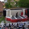 In Hollfeld hatten die Besucher viel Spaß mit den Aufführungen des Fränkischen Sommertheaters. In Königsberg sind der Burghof und der Burggraben am Schloßberg Aufführungsort.