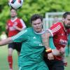 Fuchsstadts Timo Karch (rechts) rückt dem Wargolshäuser Leonhard May auf die Pelle. Foto: ssp