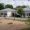 (ger)   Bürgermeister Holger Baunacher gab bekannt, dass am 7. Juni eine gemeinsame Sitzung des Gemeinderats, der Leitung des Kindergartens Wonfurt sowie der Vertreter des Caritasvereins und der Kirchenverwaltung zum Thema Erweiterung des Kindergartens stattfinden wird. Dabei sollen Fakten vorgelegt werden, um die Frage zu klären, ob in der Alten Schule in Steinsfeld eine Außenstelle errichtet oder ob ein Container für Wonfurt angeschafft oder gemietet werden soll. Denn darüber soll in dieser Sitzung ein Beschluss gefällt werden. Baunacher teilte auch mit, dass sich eine Familie bereit erklärt hat, den Transport der Kinder aus Dampfach und Steinsfeld zum Kindergarten zu übernehmen, wenn sich eine weitere Person zur Begleitung findet. Franz-Josef Selig mahnte aber auch eine Entscheidung über die auf 600 000 Euro geschätzte Sanierung des Kindergartens an. Der Bürgermeister erwiderte, dass noch einige Dinge geklärt werden müssten. So werde man in der gemeinsamen Sitzung auch darüber sprechen, ob ein Ersatzneubau oder eine Generalsanierung in Frage kämen.