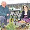 (rw) Oberhalb des Maintals in der Weinberglage Höll wurde auf Initiative von Altbürgermeister Günther Reich ein Aussichtsplatz geschaffen. Dort hat der Spaziergänger eine tolle Aussicht auf die Mainschleife. Das Grundstück stellte Helmut Diemer aus Wipfeld zur Verfügung. Die Gemeinde übernahm die Befestigung des Platzes. Elfriede und Mario Reich stellten die Bepflanzung. Reich stiftete alte Fassdauben, die als Sitzflächen und Lehnen auf einem Stahlgestell montiert, die Bank ergaben. In einer kleinen Feierstunde, zu der auch Weinprinzessin Jana Riegler kam, wurde die Bank eingesessen. Zwei Rosenstöcke wurden von der Prinzessin mit Silvane angegossen. Stellvertretender Bürgermeister Günther Peteranderl sagte, „es ist schön, wenn Bürger eine Idee so gut umsetzen“. Im Bild Günther Reich und Jana Riegler beim Angießen des Rosenstocks.