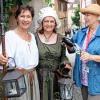 Das „Trio“ von Dettelbach lädt zum Wandern auf TraumRunden ein. Das „Trio“ sind Gerti Höfling, Gudrun Kosch und Alice Schiller (Gästeführer Weinerlebnis Franken). Am Freitag, 5. Mai, von 20.30 bis gegen 22 Uhr (Treffpunkt in Dettelbach am Historischen Rathaus) geht es mit der „Nachtwächtersfrau“ durch enge Gassen in Richtung Weinberge; unterwegs wartet eine „Winzerin“, die reinen Wein einschenkt. Anmeldung für diese Tour nehmen Alice Schiller oder Gudrun Kosch an: Tel. (0 93 24) 98 28 26 oder Tel. (0 93 24) 26 87; E-Mail: trio-gaestef@gmx.de.  Am Samstag, 6. Mai, geht es ab 11 Uhr für rund zwei Stunden an der Stadtmauer entlang und durch die Weinberge und zum Winzerhof Kieselsmühle. Treffpunkt ist um 11 Uhr (Historisches Rathaus). Anmeldung hierfür bei Gerti Höfling, Tel. (0 93 24) 98 14 94 oder per E-Mail an das Trio. Die Kosten  für die Touren betragen jeweils 6 Euro, so die Mitteilung. Foto: RALF DIETER