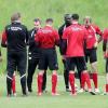 Gesprächsbedarf: Im Zweitliga-Abstiegskampf muss Kickers-Trainer Bernd Hollerbach (Mitte) nicht nur die Beine, sondern auch die Psyche seines Teams stärken.