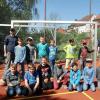(zis)   Endlich große Fußballtore, hieß es kürzlich im Volkacher Hort. Der hatte nämlich zwei Alufußballtore geschenkt bekommen, aber die Verbindungselemente fehlten. Trotz intensiver Recherche seien sie nicht mehr lieferbar gewesen, wie es im Presseschreiben heißt. Durch die Unterstützung der Schlosserei Metallbau Horst Baur aus Gerolzhofen gab es nun ein Happy End: Damit die Tore doch noch genutzt werden können, stellte die Schlosserei die Ersatzteile in einem Auszubildendenprojekt her. Zum Aufbau der Tore kam Juniorchef Schlossermeister Christian Baur (links) mit seinem Auszubildenden Felix Stöcker (rechts) in den Hort. Die Fußballspieler unter den Kindern belagerten während der Aufbauphase die beiden Metallbauer und konnten es kaum erwarten, loszulegen.