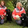 Erfolgreiche Prüfung (von links): Annika Behrend mit Gipsy und Stefanie Gurrath mit Enny dürfen sowohl in der Fläche als auch unter Trümmern nach Vermissten suchen.