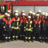 (mmel)   Zwei Gruppen der Feuerwehr Burglauer legten die Leistungsprüfung in den verschiedensten Stufen ab. Während eine Gruppe in der Variante eins geprüft wurde (Außenangriff mit drei Strahlrohren bei der Wasserentnahme aus einem Hydranten), stellte sich die zweite Gruppe der Variante III der Prüfung, einem Innenangriff, bei dem auch Atemschutzträger eingesetzt wurden. Kreisbrandmeister Ralf Kirchner und sein Kollege Ralf Scheuring zeigten sich ebenso wie die Schiedsrichter Josef Freund und Roland Krisam mit der jungen Truppe überaus zufrieden. Kommandant Lukas Then und Bürgermeister Kurt Back stellten die ausgezeichnete Motivation und das hohe Engagement der Burgläurer Aktiven heraus, die sich intensiv auf die Leistungsprüfungen vorbereitet hatten. Die Leistungsprüfung der Stufe I in Bronze erwarben Yannik Röder, Markus Straub, Christian Till, Jürgen Büttner, Michael Mangold, Phillipp Troll, Louise Kaiser und Maximilian Kubina. Stufe II in Silber bestanden Lukas Mangold, Martin Greb, Steffen Krisam, Katharina Hein und Jonas Bötsch, Gold wurde an Christian Krisam, Frederik Reichert und Felix Hartung verliehen, Phillipp Endres erwarb Gold-Grün. Julian Reichert ergänzte die zweite Gruppe.Foto: Manfred Mellenthin