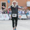 Heinz Grove bestritt den iWelt-Halbmarathon in hellblauen Gummisandalen. Darauf schwört er beim Laufen. Weiß