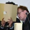 Ein wegen Gesichtsverstümmelung angeklagter 20-jähriger Mann (l) unterhält sich am 15.05.2017 im Landgericht von Hanau (Hessen) mit seinem Anwalt Ulrich Will.