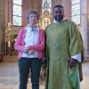 Kirchenpflegerin Maria Deuerling dankte dem mitarbeitenden Priester (MAP) Louis Odidi für seinen Dienst in der Pfarrgemeinde Niederlauer und verabschiedete ihn im Namen von Pfarrgemeinderat und Kirchenverwaltung. Louis Odidi wird sich künftig wieder verstärkt seiner Promotion zuwenden.