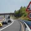 Warnung vor nicht befestigten Straßenbelägen und Splitt oder Schotter auf der Fahrbahn. Aufgrund von Fahrbahninstandsetzungsarbeiten ist momentan in einigen Bereichen der A 71, wie hier kurz nach der Lauertalbrücke in Richtung Schweinfurt, nur Tempo 80 erlaubt.