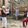 Eine Themenführung der besonderen Art präsentierte Stadtführerin Evamaria Bräuer (Bildmitte).
