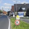 Ortsschild verschwunden: In Aschfeld trieben es die vermutlich jungen Täter in der Nacht zum 1. Mai besonders bunt, schreibt die Polizei Karlstadt in ihrem Bericht. Nicht nur der angesägte Maibaum, wie berichtet, auch ein Bretterzaun, mehrere Verkehrszeichen und Leitpfosten und sogar ein Stromverteilerkasten waren Ziel der Vandalen. Selbst eine Ortstafel der Gemeinde ist seit der Freinacht verschwunden.