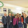 (me)   Alles für Haus, Garten und Hof – mit diesem Slogan wirbt der Fachmarkt Werner für sein Angebot. Durch einen Erweiterungsbau wurde die Produktpalette ausgeweitet. Bruno Werner setzt dabei auf Regionalität und die Zusammenarbeit mit Betrieben der Dachmarke Rhön. Zur Eröffnung der neuen Geschäftsräume kamen neben dem Vorsitzenden der Dachmarke, Landrat Thomas Habermann, auch der Präsident der Handwerkskammer Unterfranken Hugo Neugebauer sowie Bürgermeister Udo Baumann. Bruno Werner ist überzeugt, dass ein Bedarf an regionalen Produkten vorhanden ist. So beliefern zwei Bäckereien den Fachmarkt. Dazu kommen Produkte verschiedener regionaler Metzgereien. Und es gibt einen Lebensbereich mit einem Grundsortiment an Frischwaren. Darüber hinaus finden sich weitere regionale Produkte wie Nudeln, Eier, Säfte oder Schnäpse. Es gibt auch eine breite Palette an Kneipprodukten. Dazu kommen eine regionale Stube mit täglich wechselnden regionalen Gerichten, Kaffee und Kuchen, Klosterbier vom Kreuzberg, regionalen Bieren und einer Weinstube. Einkaufen in der Region, regionale Betriebe unterstützen, das sei in Zeiten hoher Spiritkosten ein wichtiger Faktor, betonte Werner. Den kirchlichen Segen spendeten Pater Augustin und Pfarrer Matthias Schricker. Für Bürgermeister Udo Baumann ist der Fachmarkt eine Bereicherung für die Region. Baumann ist sicher, dass der wirtschaftliche Erfolg nicht ausbleiben werde. Eine Auffassung, der sich auch Landrat Habermann und Handwerkskammerpräsident Neugebauer anschlossen.