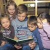(ge) „Mir selbst hat es im Kindergarten Spaß gemacht und so ist es auch heute“, urteilten Felix Blaßdörfer und Fabio Erhard (im Bild), die ihren „Boys'-Day“ im Eltingshäuser Kindergarten genossen. Beide fanden sofort Kontakt zu den Mädchen und Buben, die sich um sie drängten, mit ihnen spielten oder ein Buch betrachteten.  Der 12-jährige Felix Blaßdörfer besuchte selbst den Kindergarten Eltingshausen. Inzwischen ist er in der siebten Klasse des Schönborn-Gymnasiums Münnerstadt und nützte den Boys'-Tag, um alte Erinnerungen aufzufrischen und einen Einblick in die Arbeit einer Erzieherin zu gewinnen. „Ob ich später beruflich in diese Richtung gehen könnte, weiß ich nicht. Da habe ich noch viel Zeit“, fügt er an. Sein Schulfreund Niklas habe ebenfalls einen Kindergarten gewählt, andere die Bundespolizei in Oerlenbach. „Als Eltingshäuser blieb ich natürlich im Ort. Einzugewöhnen brauche ich mich nicht“, ergänzt er. Ähnlich urteilt Fabio Erhard. Der Rottershäuser ist in der Klasse M 8 der Mittelschule Poppenhausen und hat vorher schon einmal einen Tag im Rottershäuser Kindergarten praktiziert. „Mit Kindern zusammen zu sein, das gefällt mir“, bekennt er, wenngleich er für sich nicht den Beruf Erzieher im Auge hat.