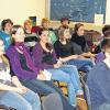 Gebannt verfolgten Schüler der 8d im abgedunkelten Zimmer die Präsentationen ihrer Klassenkameraden zum Thema „Schwarze Romantik“