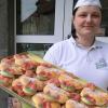Ein Bild aus vergangenen Jahren: Bäckermeisterin Juliane Witthauer mit einem Blech gebackener Osterstörche in Ostheim.