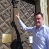 Das Eibelstadter Rathaus wird nach und nach saniert. Bürgermeister Markus Schenk vor der Tür des Hauptportals, die noch aus der Barockzeit erhalten blieb.