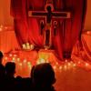 Stille gesucht: Viele junge Menschen fühlen sich von dem Angebot angesprochen. Im Mittelpunkt steht das Kreuz - und viele Kerzen.Foto: Anna Sophia Hofmeister