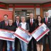 Anlässlich der Eröffnung der neuen Sparkassen-Filiale in Helmstadt überreichten (hinten, von links) Vorstand Jens Rauch, Gebietsdirektor Burkhard Ziegler, stellvertretender Vorstandsvorsitzender Hermann Hadwiger und Geschäftsstellenleiter Jürgen Wittstadt symbolische Schecks über je 1000 Euro an (vorne, von links) Roland Knauer für den Sportverein Rot-Weiß Holzkirchhausen, Diana Arnold für den Kindergarten Sankt Josef und Konrektorin Birgit Schäfer für die Astrid-Lindgren-Grundschule in Helmstadt.