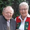 Helmut Lehnig aus Mainbernheim feierte am 24. März seinen 85. Geburtstag. Schützen-Damenleiterin Hiltrud Reidelbach (rechts) gratulierte dem Geburtstagskind in Reimform.