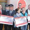 Anlässlich der Wiedereröffnung der Filiale Uettingen überreichte Gebietsdirektor Burkhard Ziegler und Vorstand Jens Rauch je 1000 Euro an die Freiwilligen Feuerwehr Uettingen, an die Kindertagesstätte Uettingen sowie an den TSV Uettingen. Von links: Jürgen Wittstadt (Geschäftsstellenleiter Helmstadt), Jens Rauch (Vorstand Sparkasse Mainfranken), Fabian Rößler (Kommandant), Horst Walter (Vorsitzender), Inna Henke, Pfarrer Peter Laudi, Marina Helfrich, Stefan Schlossnagel, Burkhard Ziegler (Gebietsdirektor), Sigrid Volpert (Geschäftsstellenleiterin Uettingen).
