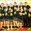 (cam)   Erstmals in der Vereinsgeschichte ist eine Frauenmannschaft der HG Maintal in die Bezirksoberliga aufgestiegen. Mit großem Einsatz hatte Trainer Bruno Geißendörfer die Handballgemeinschaft der TG Veitshöchheim und der SG Margetshöchheim an die Spitze geführt. Nachdem sie mit vier Siegen gestartete waren, nahmen die ehrgeizigen Handballerinnen ihre erste Niederlage gegen Dettelbach/Bibergau zum Anlass, noch konsequenter zu trainieren. So gewannen sie alle folgenden Partien. Auf die Herausforderung freuen sich: (hinten von links) Anna-Maria Njezic, Isabel Weber, Theresa Schwenkert, Eva Ortmann, Nadine Baunach, Sandra Henjesuntere, (vorne von links) Trainer Bruno Geißendörfer, Amelie Fuchs, Simona Veitl, Saskia Arnold, Charlotte Ulmer, Elisabeth Krumm, Sonja Klafke, Ulrike Sachse und Miriam Geißendörfer. Es fehlt Theresa Keerl-Albert.