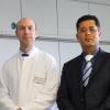 Klinikreferent Gregor Bett (links) und Landrat Thomas Schiebel gemeinsam mit den beiden neuen Chefärzten (von links) Dr. Peter Kraft (Neurologie) und Professor Dr. Iyad Hassan (Allgemeinchirurgie).