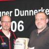 Volker Mix (links), Vorsitzender des Abtswinder FCN-Fanclubs, verabschiedet den aus Gerolzhofen stammenden Beisitzer Detlev Thurn aus dem Vorstand.